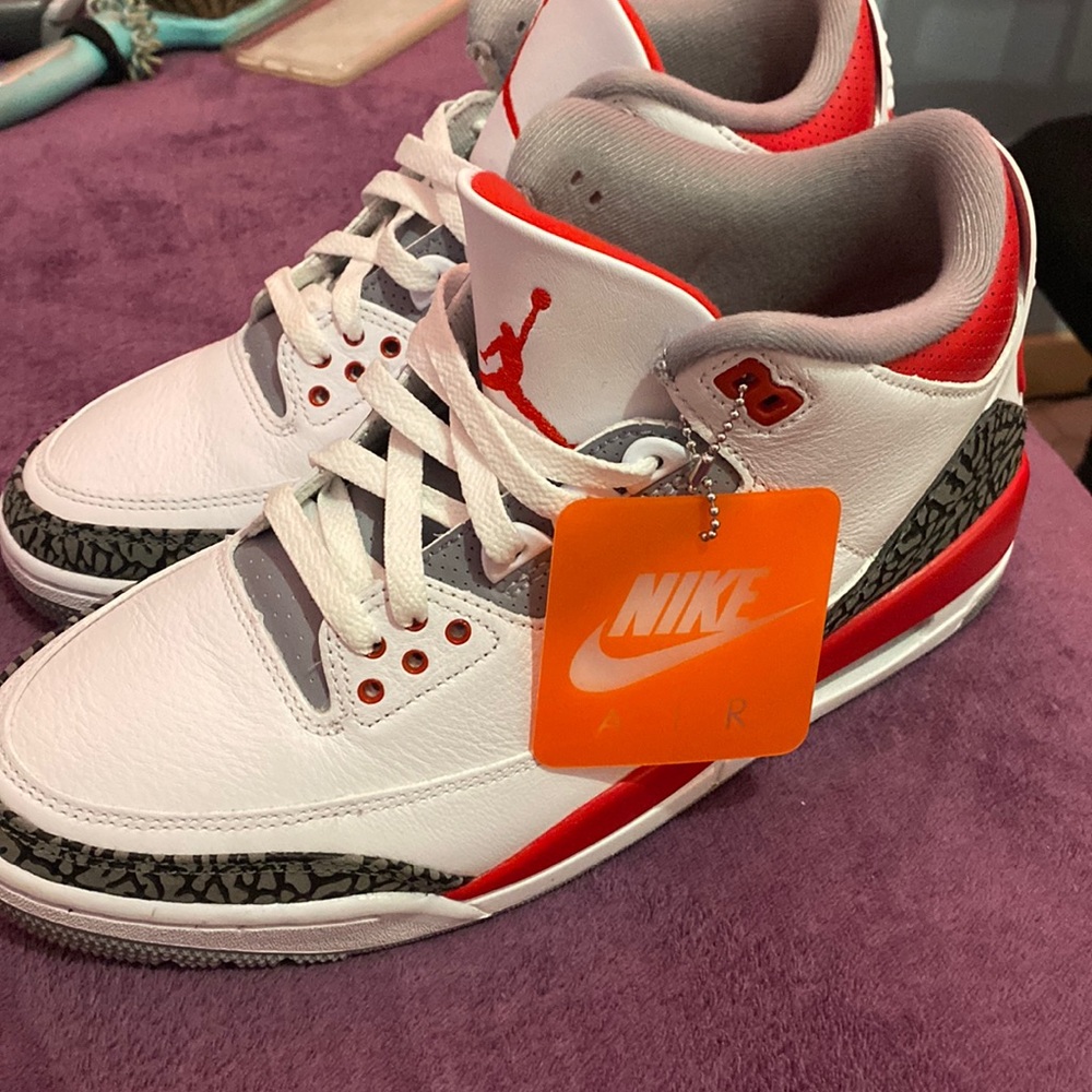 I have these Jordan’s. They are size 9 in men’s.